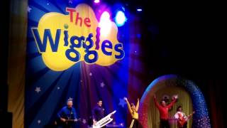 The Wiggles Live  Jacksonville 2014  Apples amp Bananas [upl. by Tnilc]