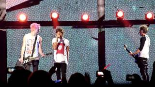 One Direction  Melbourne October 30 2013  Teenage Dirtbag with 5SOS [upl. by Francklyn]